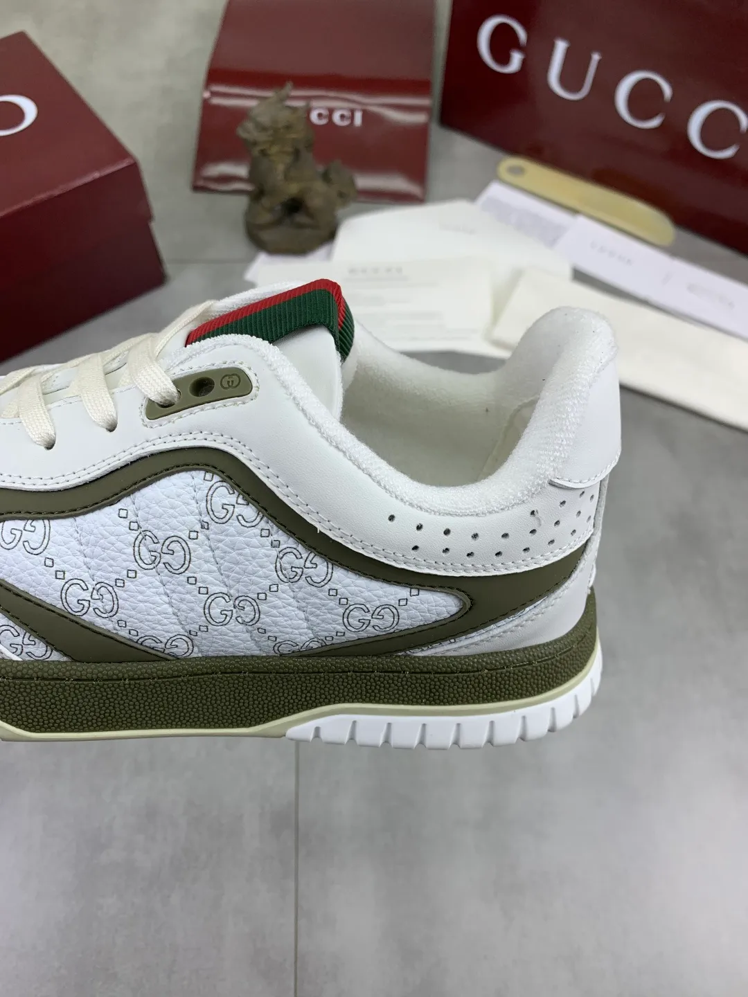 Men's men's shoes 💰P542 new Gucci Gucci couple 🧑‍🤝‍🧑 autumn and winter low-end catwalk casual sneakers, top version! Oil edge craftsmanship. New model for early spring, creating a perfect style, cool and sassy, ​​c-position fashionable wear, classic shoe style with retro and futuristic feel, showing exquisite texture! Open mold to customize high-density outsole. Comes fully packaged. Size: 35-45 Fabric: Imported calfskin punching Lining: Imported original towel lining
